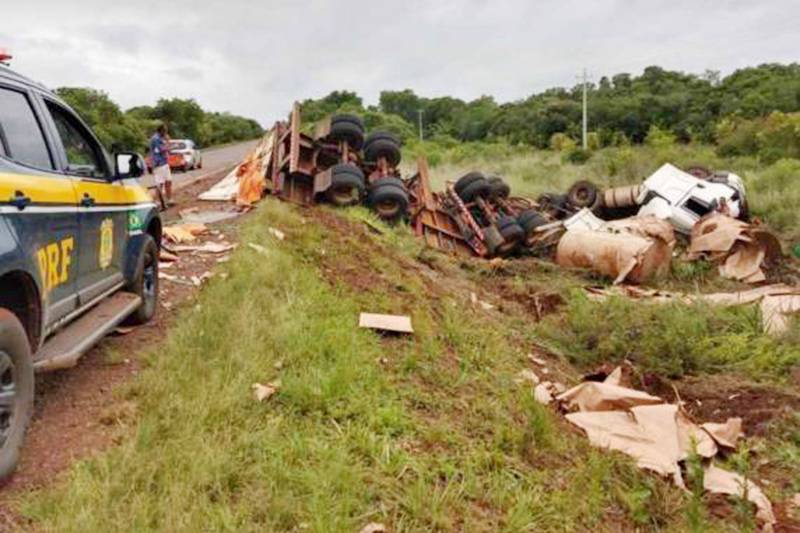 Caminhão capota na BR 285, em Santo Antônio das Missões