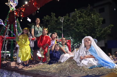 Desfile de Natal em Três de Maio marca abertura oficial do Natal Encantado 2025