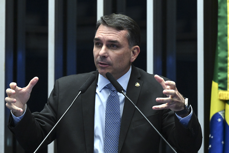 Flávio Bolsonaro oficializa pré-candidatura à Presidência da República