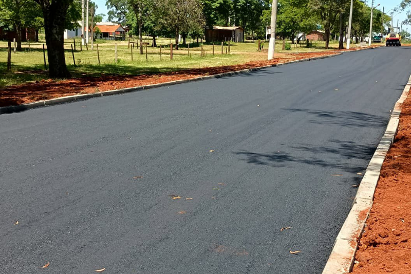 Rua de tráfego pesado e Parque de Exposições recebem asfalto em Giruá