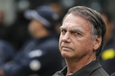 Cirurgia termina com sucesso, mas Bolsonaro ainda não tem previsão de alta