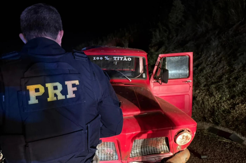 Homem morre após caminhonete sair da pista e capotar na BR‑285