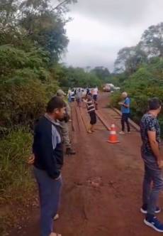 Manifestação na ERS-165 cobra construção de nova ponte sobre o Arroio Piraju