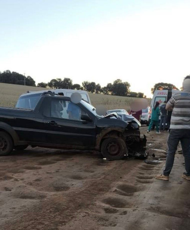 Acidente entre carro e caminhão é registrado no interior de Jóia