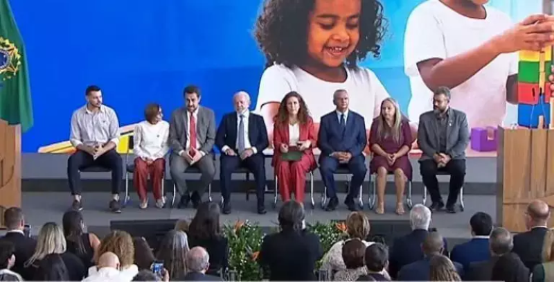 Política Lula assina decreto do reembolso-creche e amplia benefícios a terceirizados