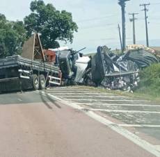 Acidente entre caminhões deixa dois mortos na BR-476; vítima é de Caibaté