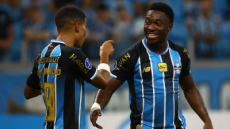 Grêmio supera expulsão, marca no fim contra o Deportivo Riestra e vence a primeira na Sul-Americana