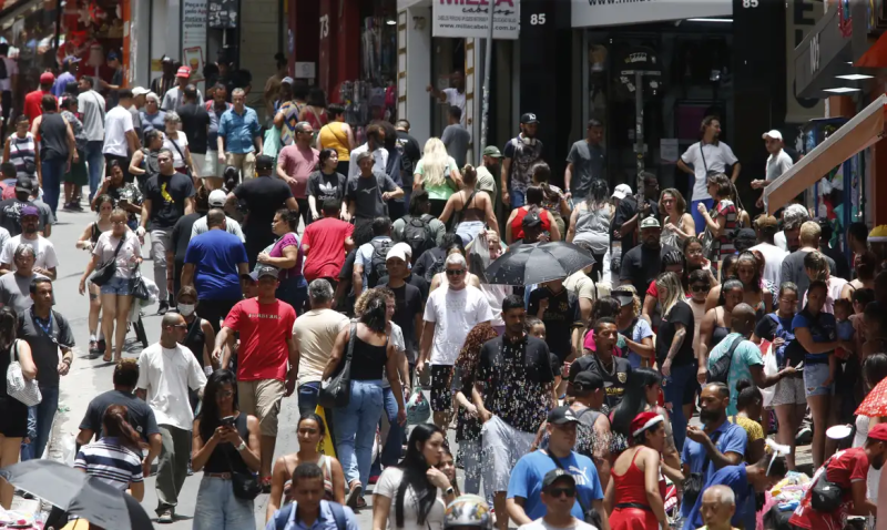 IBGE: População brasileira envelhece, cresce menos e passa a morar cada vez mais sozinha