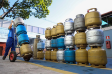 Gás de cozinha varia até 70% e botijão pode custar de R$ 100 a R$ 148