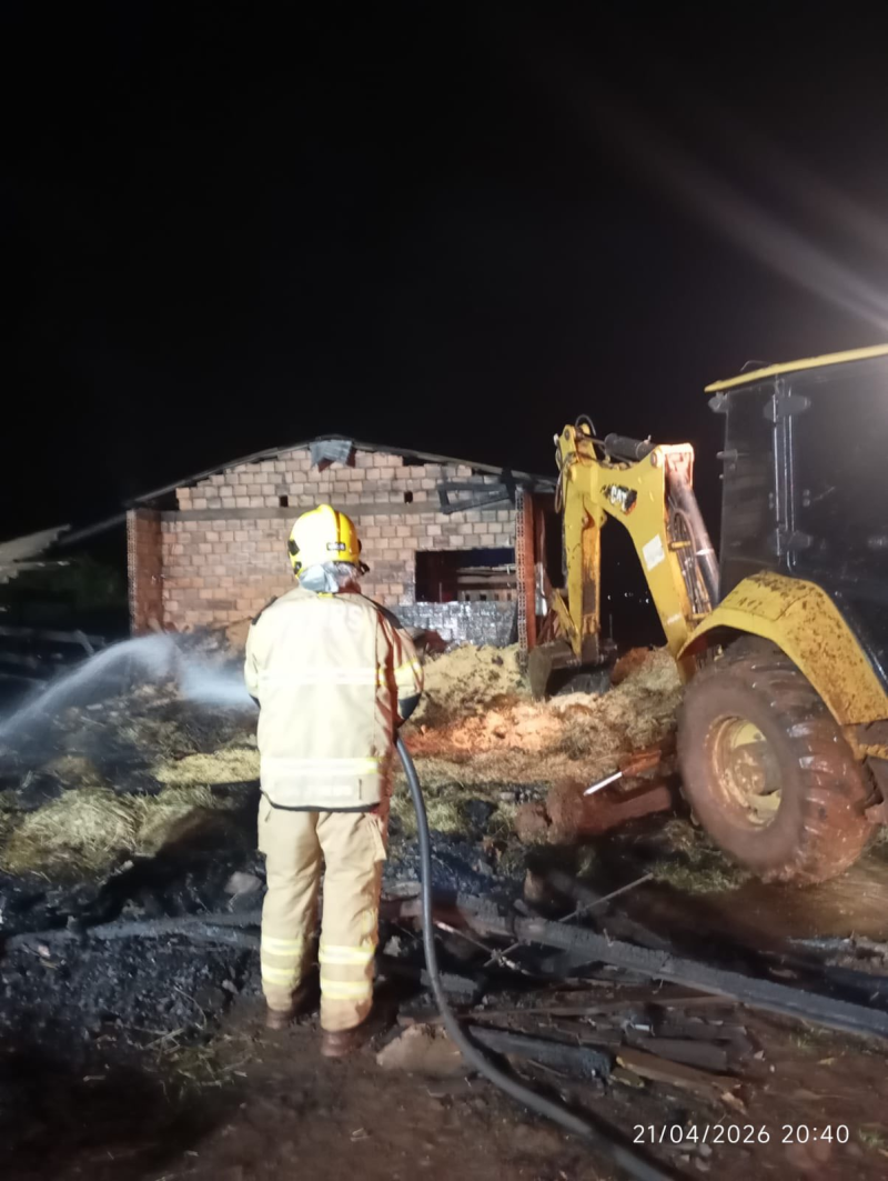 Incêndio no interior de Mato Queimado deixa galpão agrícola destruído 