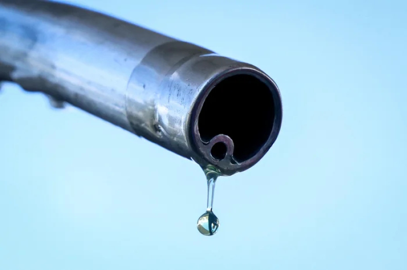 Petróleo passa de US$ 100 com ataques a navios e dúvida sobre cessar-fogo