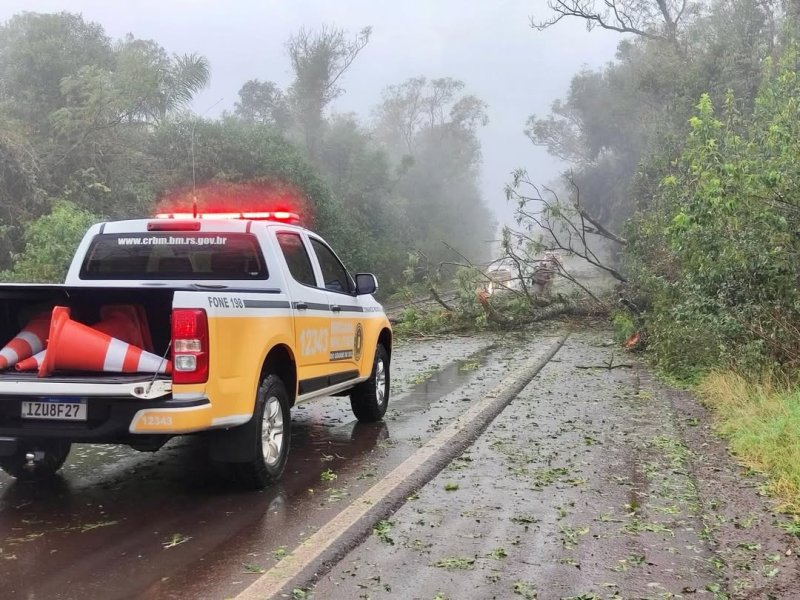 Temporal provoca destruição entre Espumoso e Tapera e deixa trânsito em meia pista na ERS-332