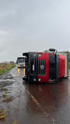 Chuva com ventos atinge Cruz Alta e derruba galhos de arvores ao longo da estrada