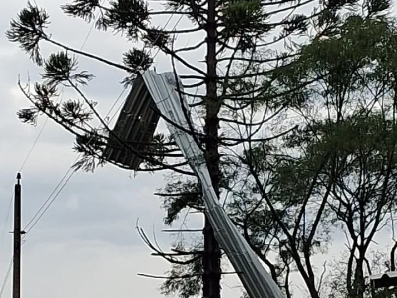 Temporal com fortes rajadas de vento causa transtornos na região do Alto Jacuí