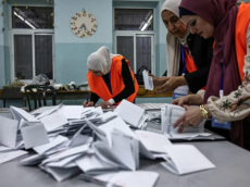 Com baixa participação, palestinos vão às urnas pela primeira vez desde a guerra