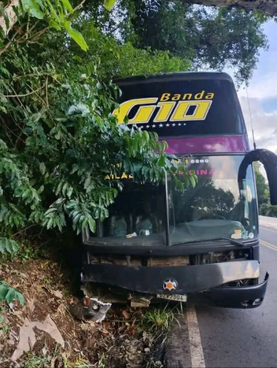 Ônibus da banda G10 se envolve em acidente após problema mecânico