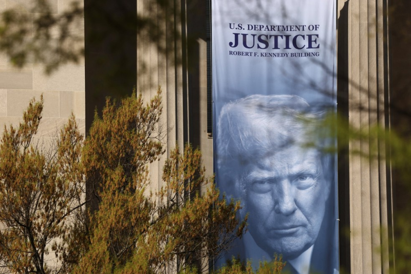 Passaporte, moeda e prédios: como Trump tem estampado o próprio rosto em símbolos públicos dos EUA