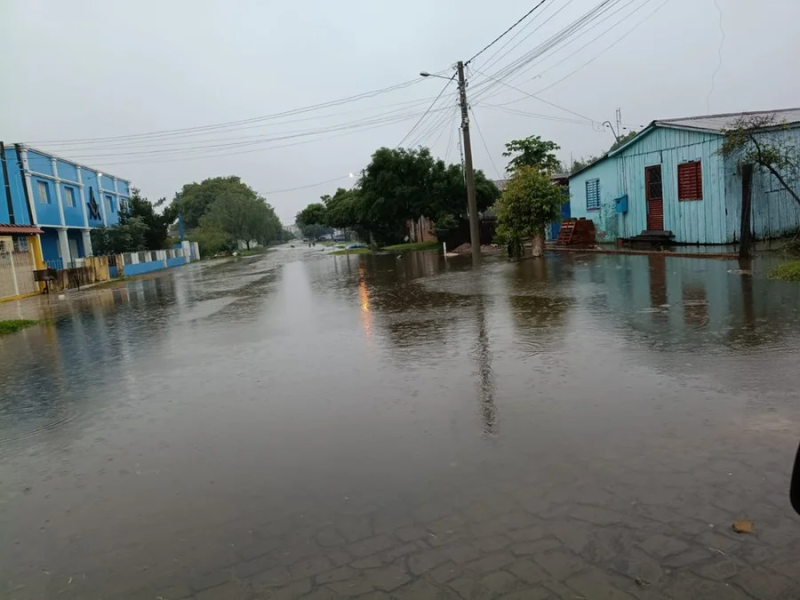 Chuva no Dia do Trabalho provoca alagamentos, danos e mobiliza Defesa Civil em cidades do RS