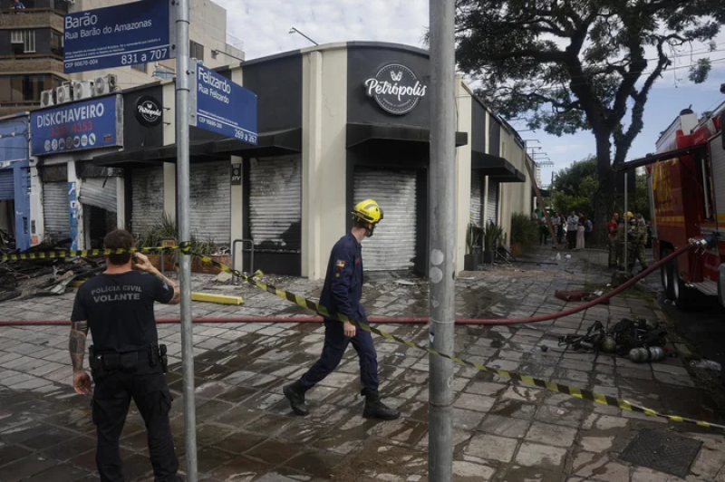 'Foi como meu pai pagou minha faculdade', diz filha de dono de chaveiro atingido por incêndio