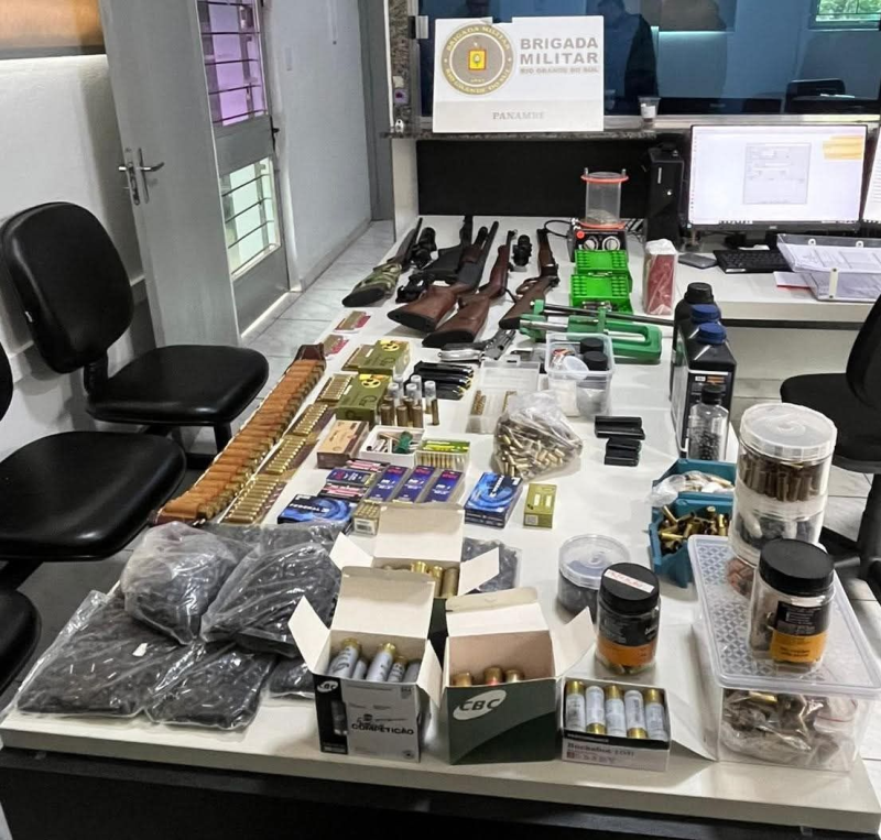 Brigada Militar recolhe armas durante cumprimento de medida protetiva em Panambi