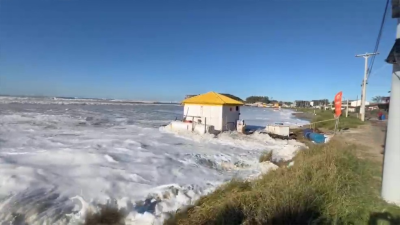 Ressaca com ondas de mais de 2 metros atinge Litoral Norte do RS em meio a massa de ar polar
