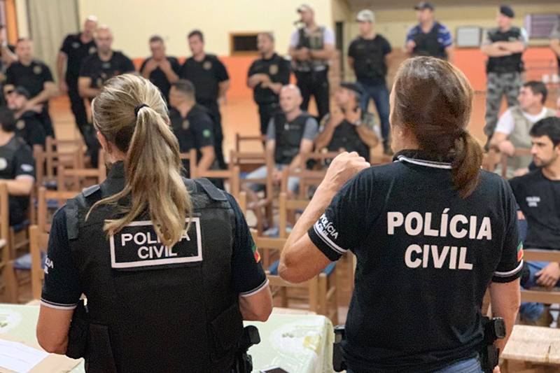 Mais de 100 policiais desencadearam a Operação Fronteira 