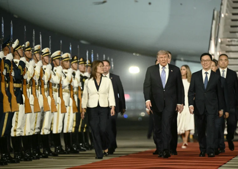 Trump chega à China para cúpula com Xi Jinping em meio a tensões comerciais e guerra no Oriente Médio