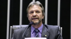 Líder do PT na Câmara aciona Coaf e pede investigação contra Flávio