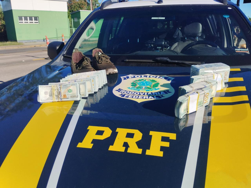 PRF apreende drogas, arma e produtos ilegais durante operação no RS