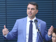 Flávio Bolsonaro mantém pré-candidatura após repercussão de áudios e mensagens