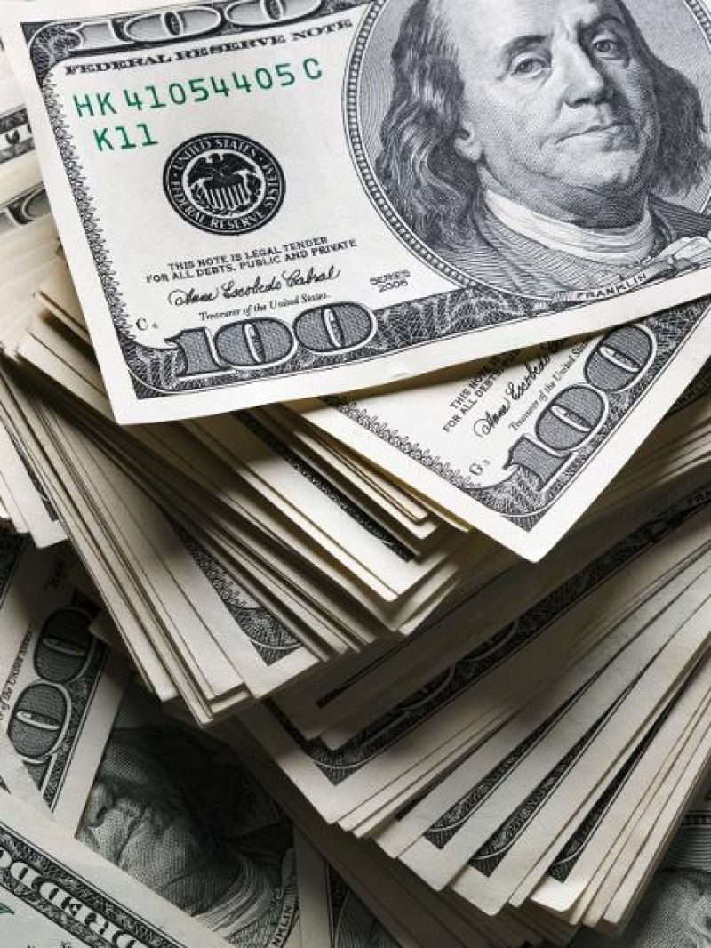 Dólar cai e fecha a R$ 5, com ata do Fed e negociações entre EUA-Irã no foco; Ibovespa tem forte alta