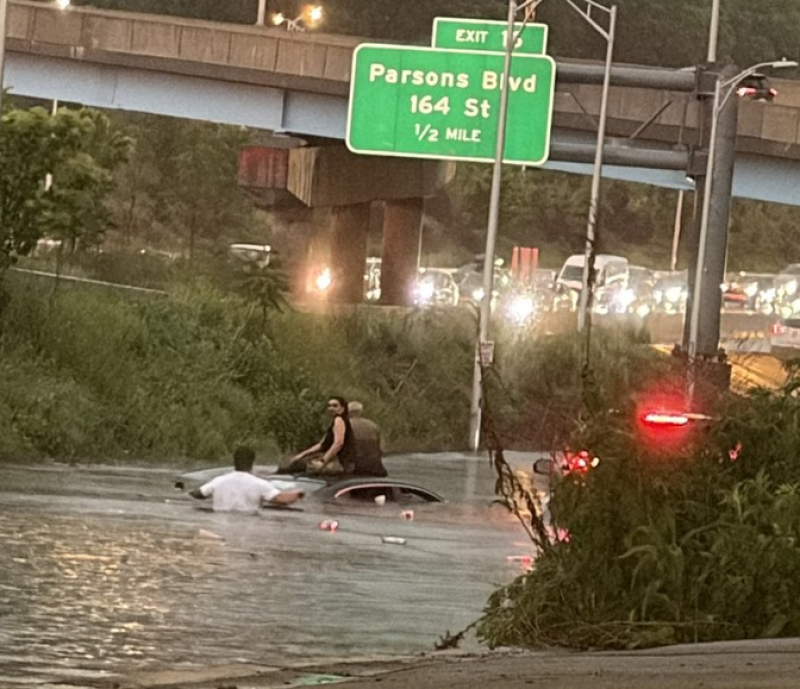 Temporal em Nova York deixa carros submersos e paralisa linhas de metrô
