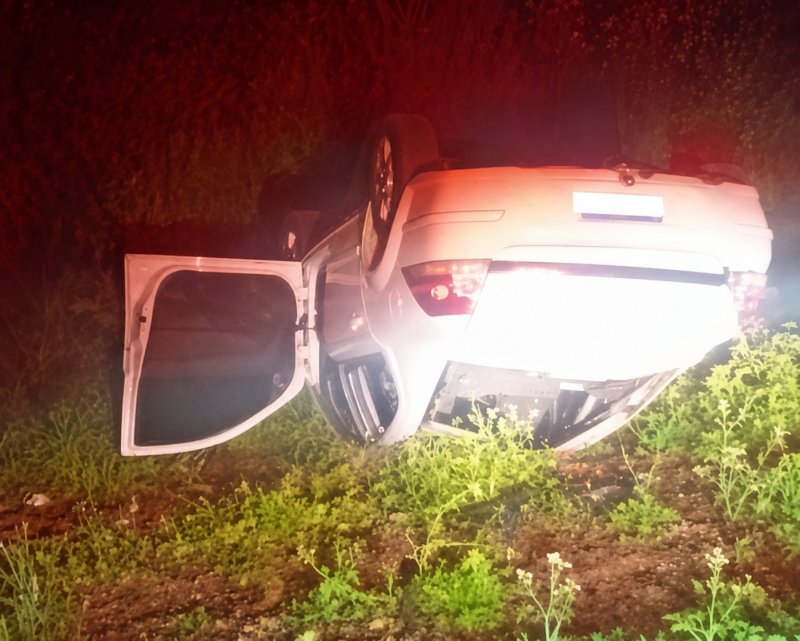 Cinco jovens ficam feridos após carro sair da pista e capotar na BR-472