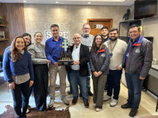Grupo Sepé recebe troféu de reconhecimento pela cobertura do 17º Canto Missioneiro