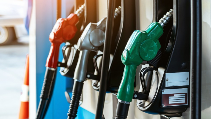Petrobras anuncia aumento na gasolina, mas subsídio reduz impacto para R$ 0,04 por litro