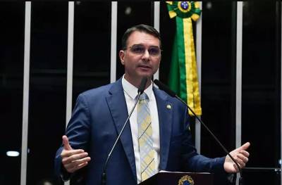 Flávio Bolsonaro diz ter pedido a Trump que não taxasse produtos do Brasil