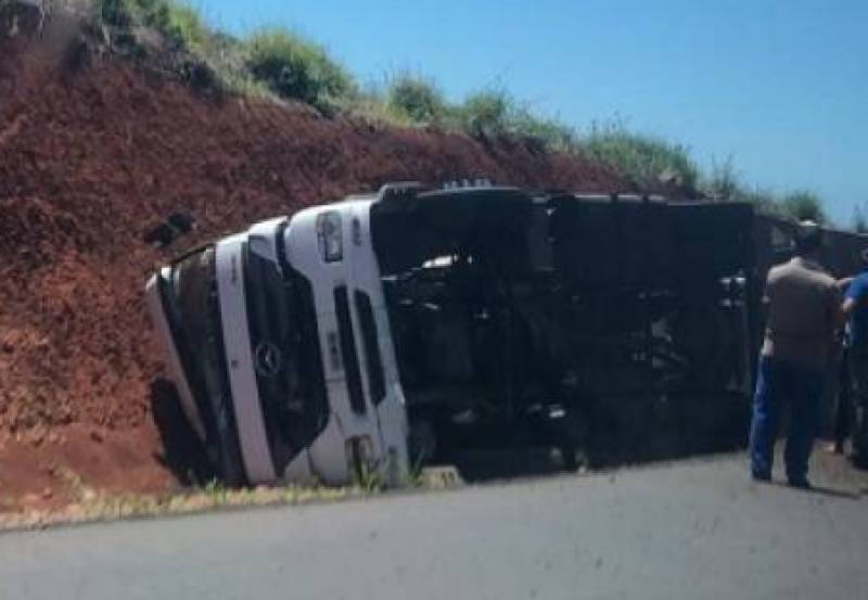 Caminhão da Argentina tomba na BR - 285 em Entre-Ijuís 