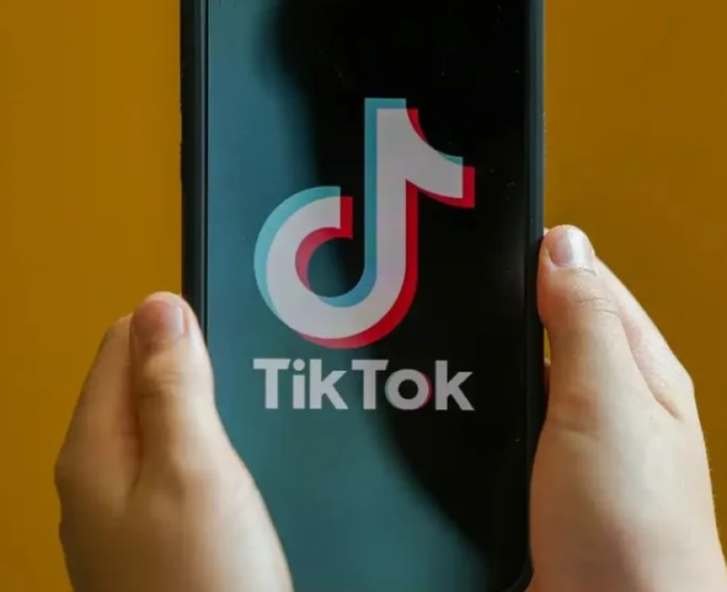 Suécia recomenda que pais não deem smartphones aos filhos antes dos 13 anos e alerta para riscos à saúde