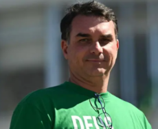 Flávio visita Bolsonaro e lamenta não poder assistir jogo do Brasil com pai