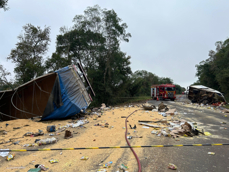 Acidente entre caminhões deixa dois mortos e bloqueia a ERS-344, em Santo Ângelo