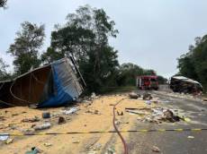 Acidente entre caminhões deixa dois mortos e bloqueia a ERS-344, em Santo Ângelo