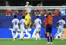 Vozinha brilha, e Cabo Verde empata com Espanha na primeira zebra da Copa