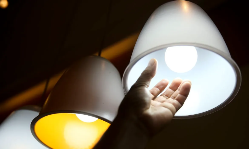 Conta de luz deve subir 8,6% em 2026, diz Aneel
