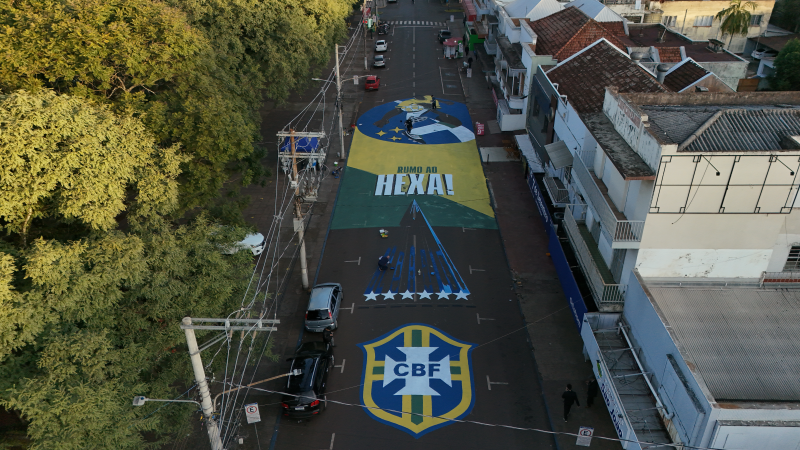 Artistas pintam Rua de Santo Ângelo em homenagem à Copa do Mundo