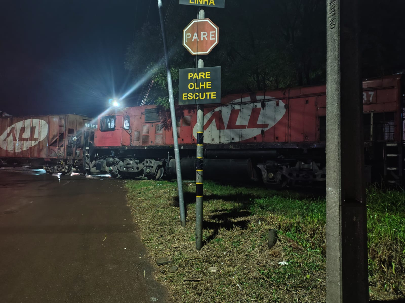 Caminhonete colide com trem em Ijuí e deixa passageira com ferimentos leves