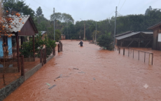 Chuva de quase 200mm cancela aulas, eleva nível de rios e deixa estragos no RS