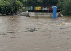 Máquinas da reconstrução da ponte sobre o Rio Guarita são arrastadas pelas chuvas 