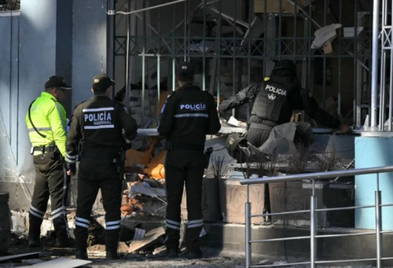 Bombas em frente a sedes estatais no Equador causam danos e deixam um ferido