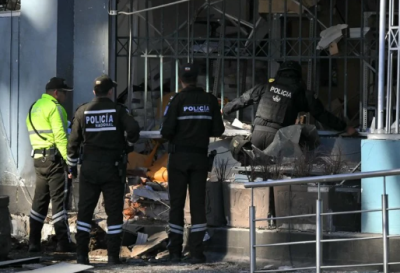 Bombas em frente a sedes estatais no Equador causam danos e deixam um ferido