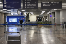Parte do teto do Aeroporto Salgado Filho desaba após rompimento de tubulação